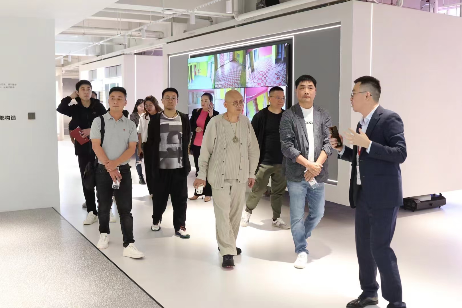 多元交流 共话增长丨优游国际地板总裁倪月忠一行到访重庆兄弟装饰参观交流